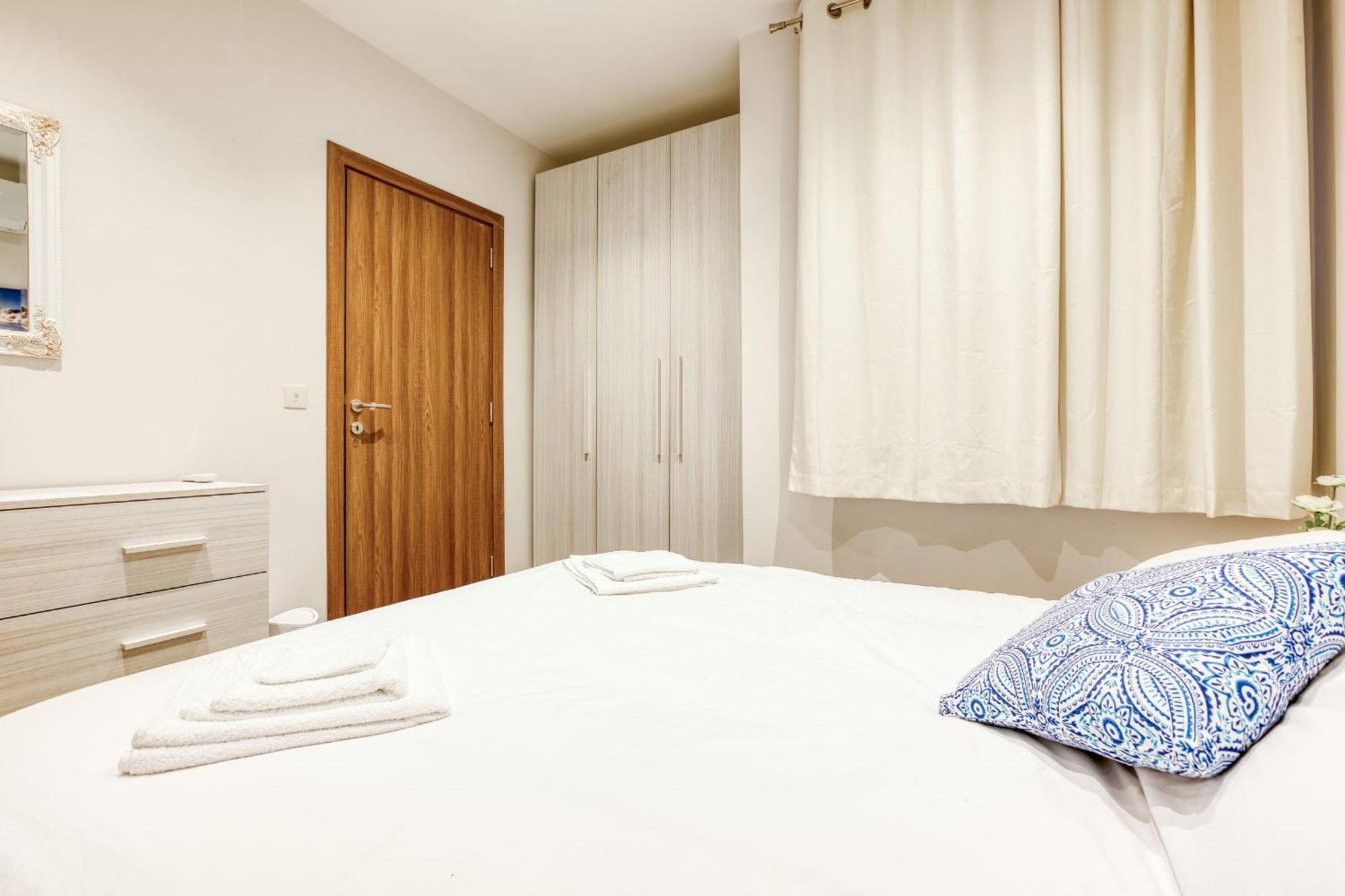 Bluebell Apartment-hosted By Sweetstay Apartment